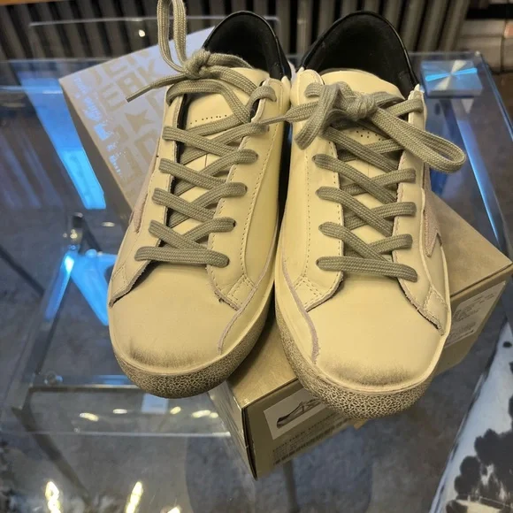 White and gray sneaker - Picture 2 of 5